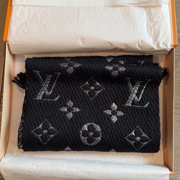 Louis Vuitton Logomania shine scarf M47533 black and silver NWT - Picture 6 of 8
